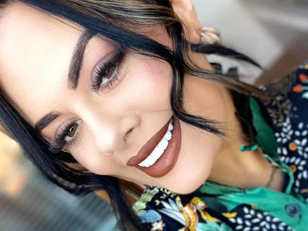 This image has an empty alt attribute; its file name is Jade-Pritchard-Why-She-Did-Her-Veneers-Done-in-Turkey-1024x1024.jpg